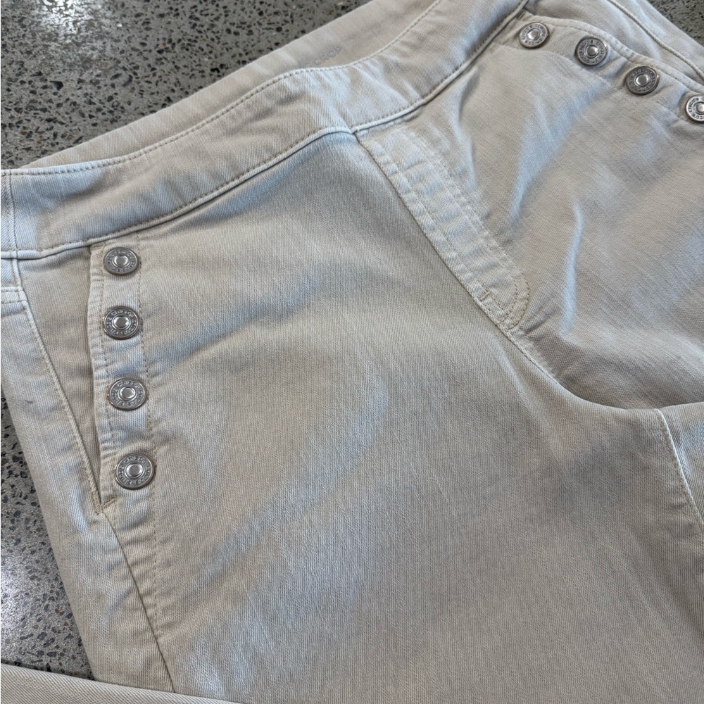 Chico's  Pull On Wide-Leg Crop Jeans ~ Cream Colored